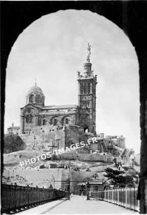 Ancienne photo de la basilique Notre-Dame-de-la-Garde à Marseille à la sortie de l'ascenseur en 1930